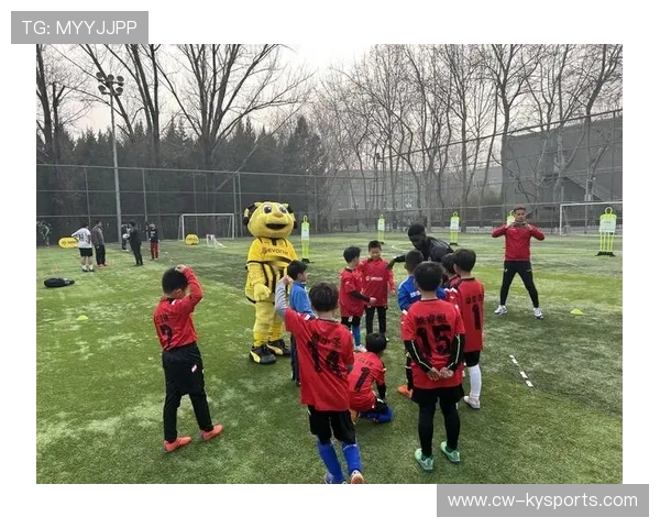 足球场馆维护队伍专业化培训完成，足球场管理工作